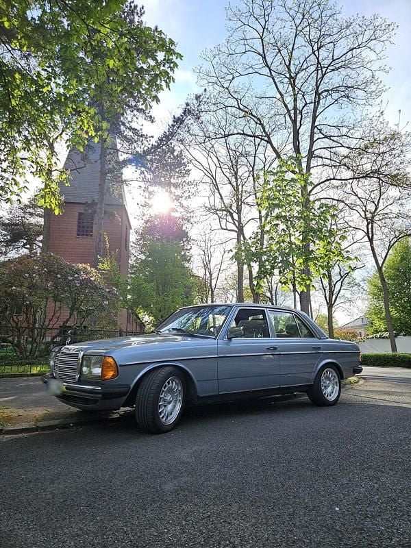 Gebraucht Mercedes E230 136 PS (100 kW) 1984 Blau Limousine