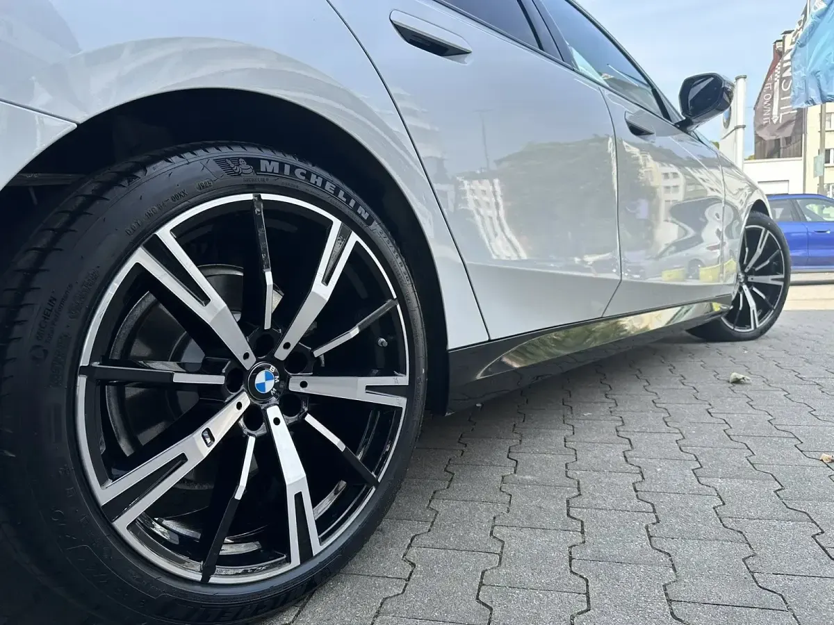 Gebraucht BMW 520 M Sport 197 PS (144 kW) 2025 Mineralweiß Kombi