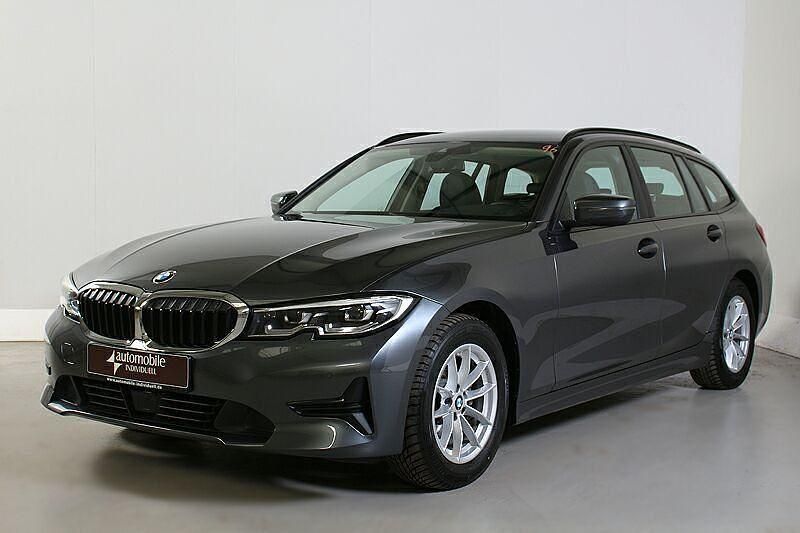 Grau Gebraucht 2021 BMW 318 Sport Line Limousine | 16.840 € (Superpreis) - Bild 1/4