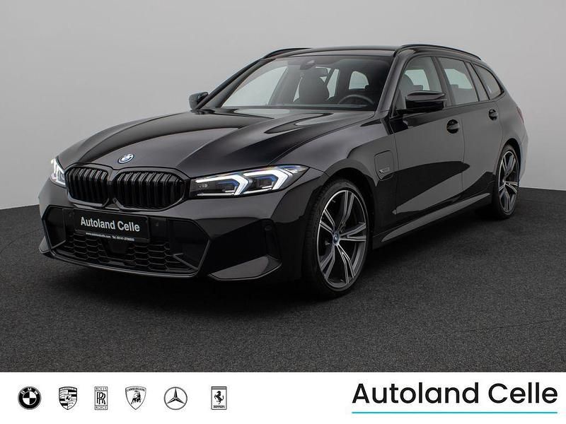 Saphirschwarz metallic 475 Gebraucht 2022 BMW 330e M Sport Kombi | 33.999 € (Fairer Preis) - Bild 1/4