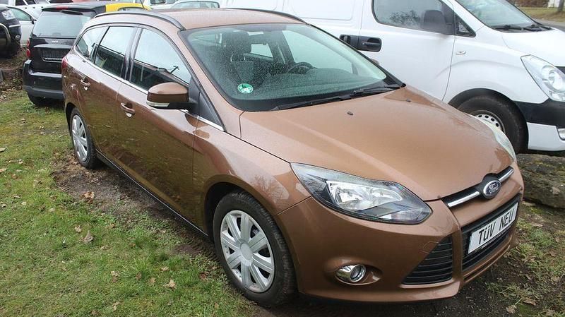 Gebraucht Ford Focus Ambiente 101 PS (74 kW) 2014 Braun Limousine