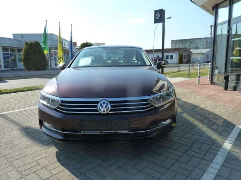 Gebraucht VW Passat Comfortline 150 PS (110 kW) 2017 Crimson red metallic Limousine