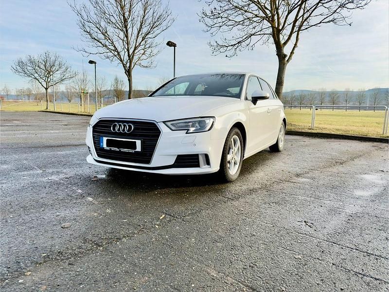Weiß Gebraucht 2019 Audi A3 S-Line Limousine | 18.900 € (Guter Preis) - Bild 1/4