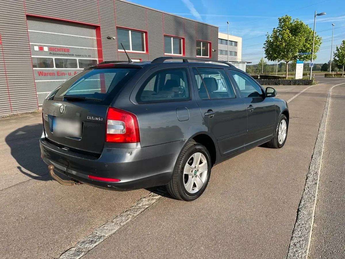 Gebraucht Skoda Octavia 105 PS (77 kW) 2012 Grau Kombi