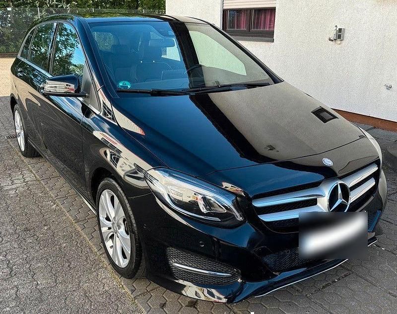 Schwarz Gebraucht 2016 Mercedes B200 Van / Kleinbus | 18.999 € (Fairer Preis) - Bild 1/4
