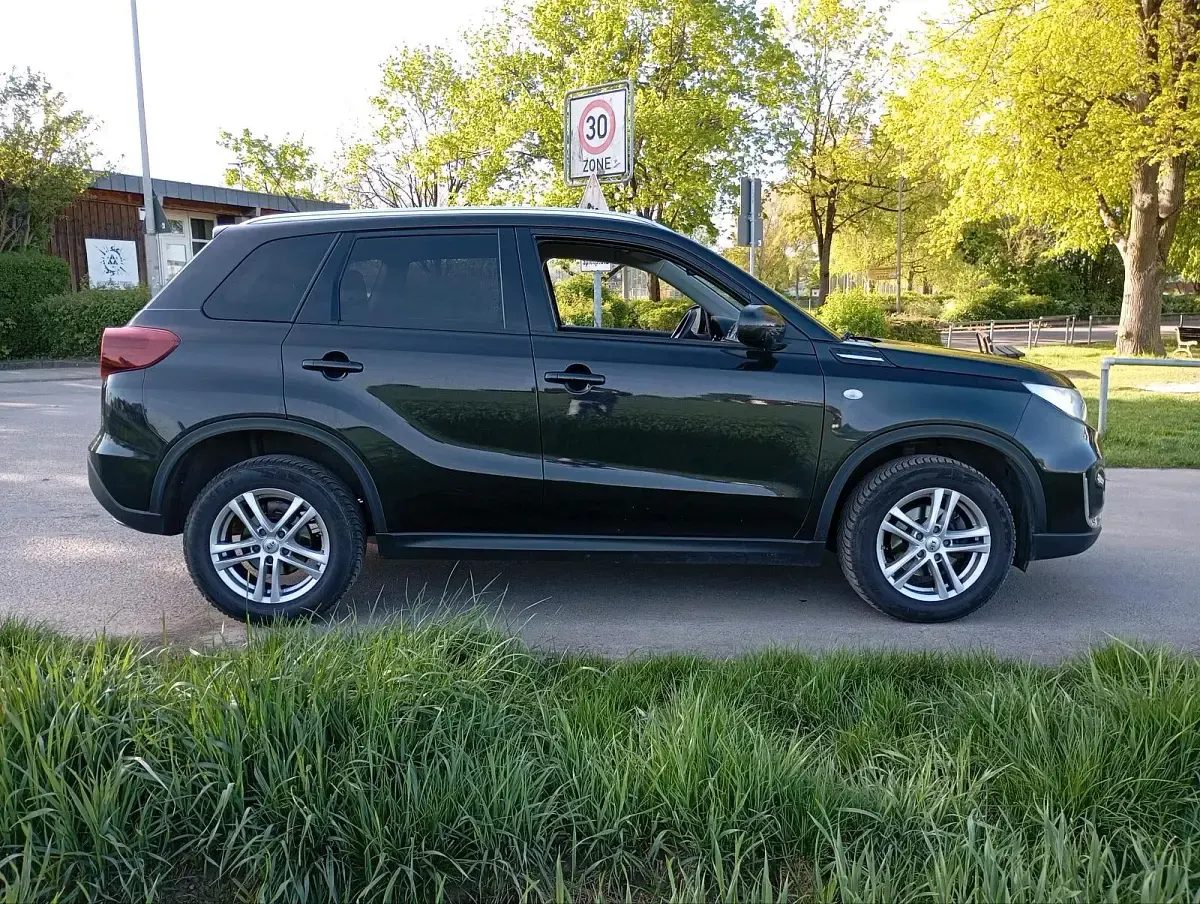 Gebraucht Suzuki Vitara 111 PS (81 kW) 2019 Schwarz SUV