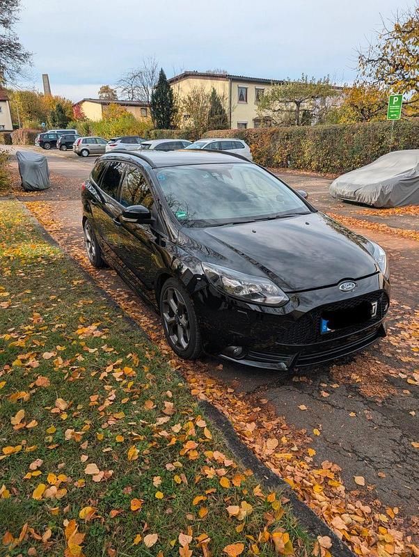 Schwarz Gebraucht 2013 Ford Focus ST Kombi | 13.200 € (Teuer) - Bild 1/4