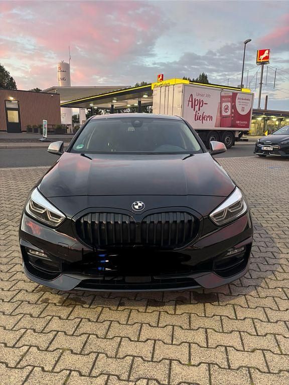 Schwarz Gebraucht 2021 BMW 118 Sport Line Kleinwagen | 17.400 € (Superpreis) - Bild 1/4