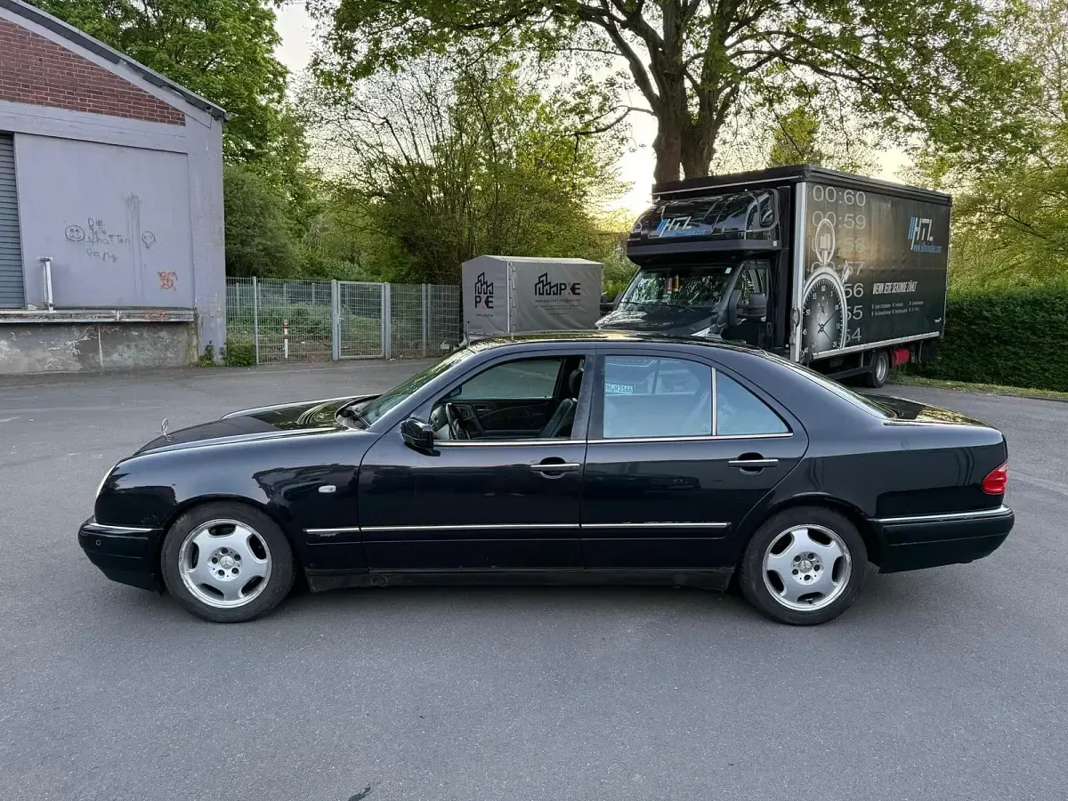 Gebraucht Mercedes E430 Avantgarde 279 PS (205 kW) 1998 Schwarz Limousine