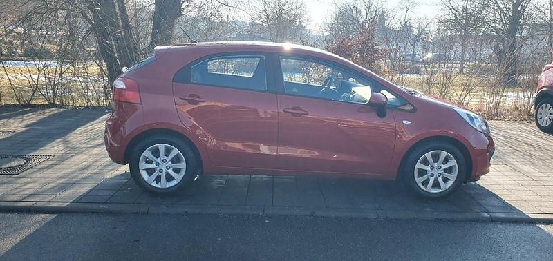 Gebraucht Kia Rio Edition 7 86 PS (63 kW) 2014 Rot Limousine