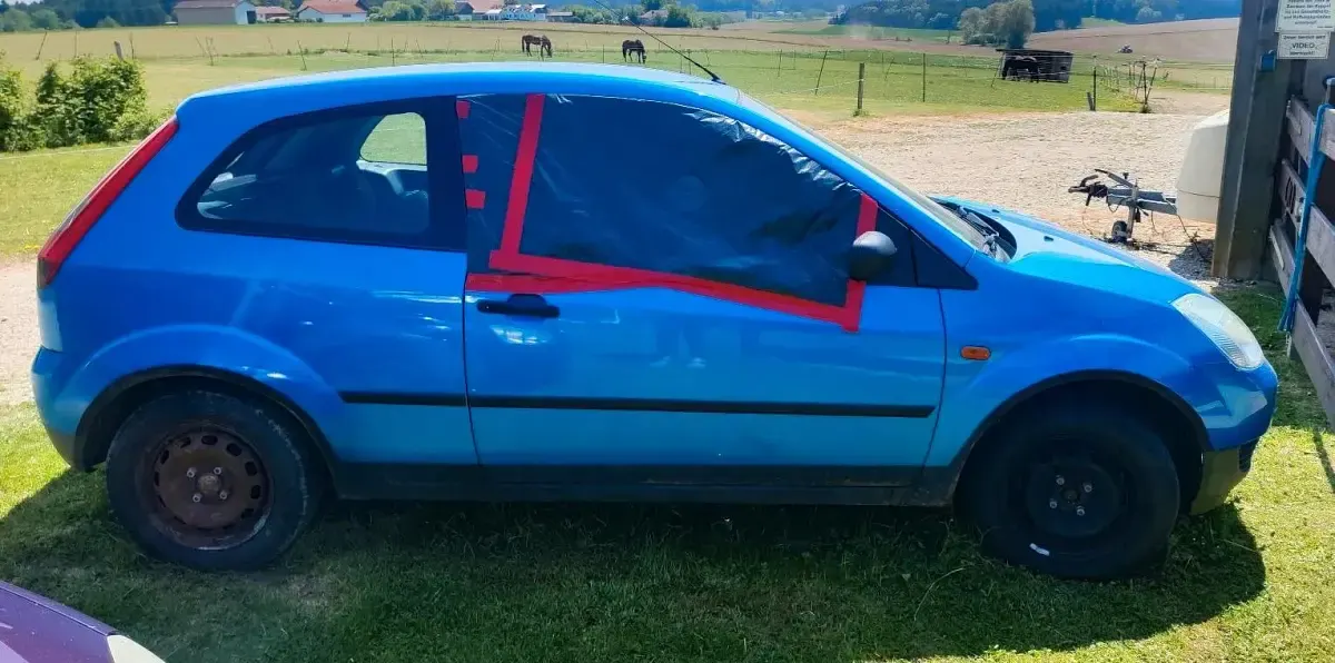 Second-hand Ford Fiesta 68 CP (50 kW) 2004 Albastru Hatchback