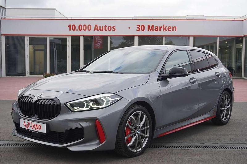 Skyscrapergreymet. Gebraucht 2023 BMW 128 M Sport Limousine | 30.890 € (Fairer Preis) - Bild 1/4