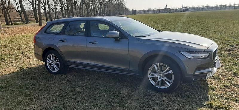 Używany Volvo V90 CC 190 KM (139 kW) 2018 Szary Kombi