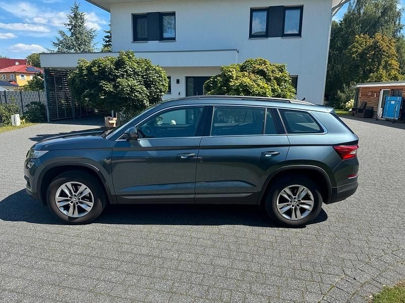 Grau Gebraucht 2021 Skoda Kodiaq Ambition SUV | 28.900 € (Fairer Preis) - Bild 1/4
