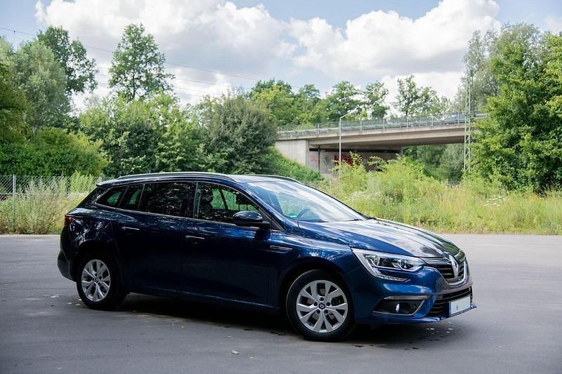 Blau Gebraucht 2019 Renault Mégane GrandTour LIMITED Kombi | 16.661 € (Etwas zu teuer) - Bild 1/4