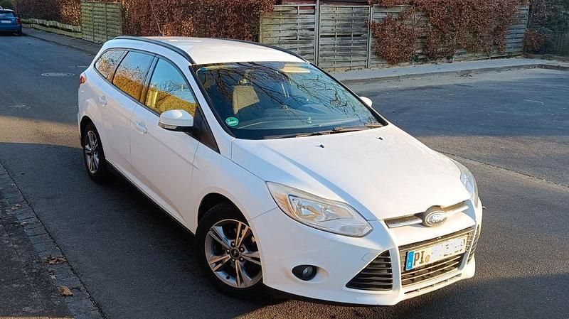 Weiß Gebraucht 2014 Ford Focus Trend Limousine | 4.500 € (Fairer Preis) - Bild 1/4