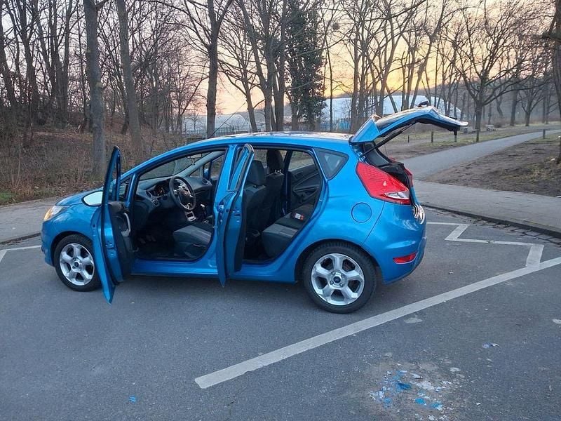 Gebraucht Ford Fiesta Ambiente 82 PS (60 kW) 2009 Blau Kleinwagen