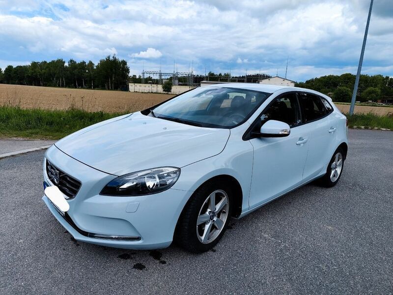 Grau Gebraucht 2013 Volvo V40 Kinetic Kombi | 9.690 € (Fairer Preis) - Bild 1/4
