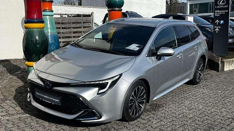Gebraucht Toyota Corolla Hybrid 140 PS (102 kW) 2025 Shimmering silver metallic Kombi