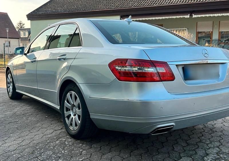 Gebraucht Mercedes E200 Avantgarde 184 PS (135 kW) 2012 Silber Limousine
