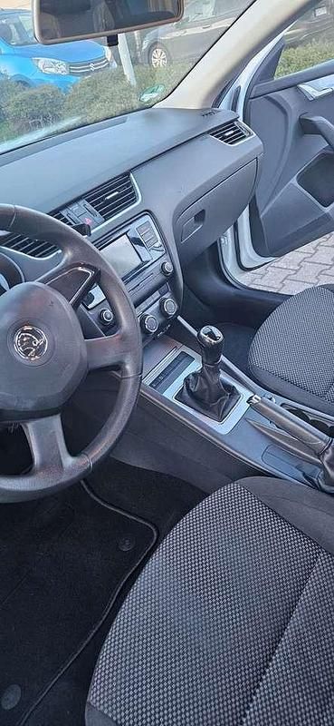 Gebraucht Skoda Octavia Ambition 105 PS (77 kW) 2015 Weiß Kleinwagen