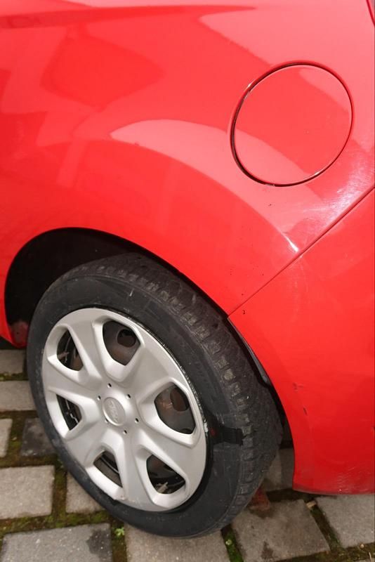 Gebraucht Ford Fiesta 60 PS (44 kW) 2009 Rot Kleinwagen