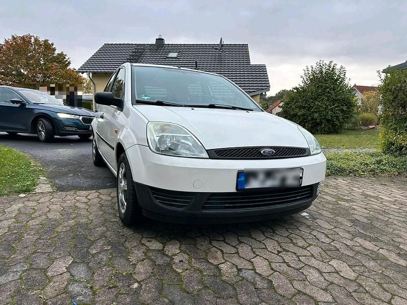 Weiß Gebraucht 2002 Ford Fiesta Kleinwagen | 1.699 € - Bild 1/4