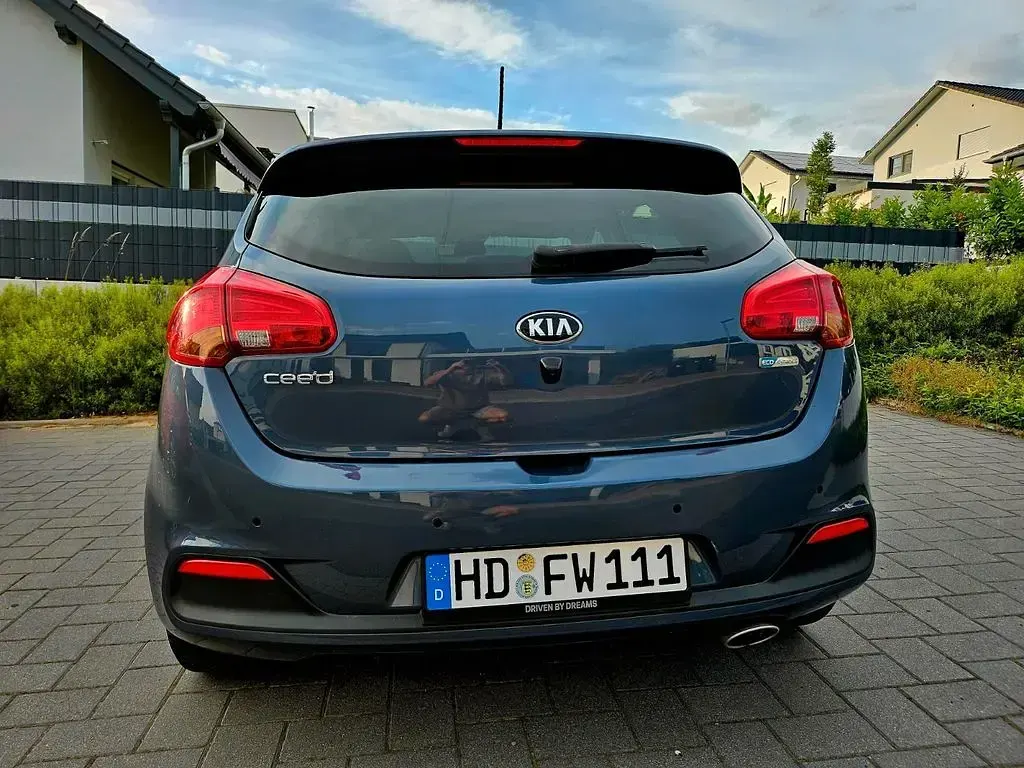 Gebraucht Kia Ceed Spirit 128 PS (94 kW) 2013 Blau Kleinwagen