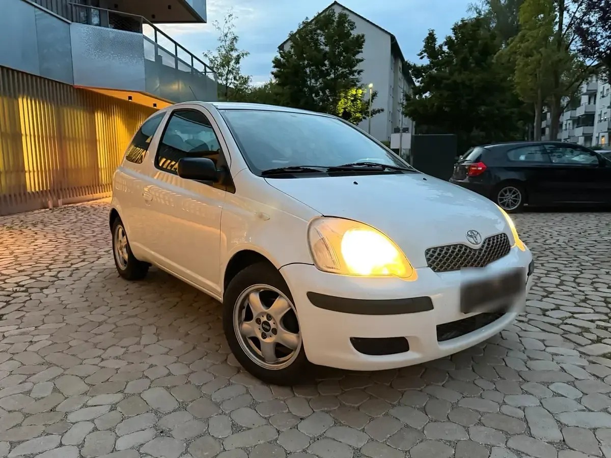 Gebraucht Toyota Yaris 65 PS (47 kW) 2004 Weiß Kleinwagen