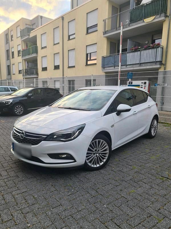 Weiß Gebraucht 2017 Opel Astra Kleinwagen | 8.900 € (Fairer Preis) - Bild 1/4