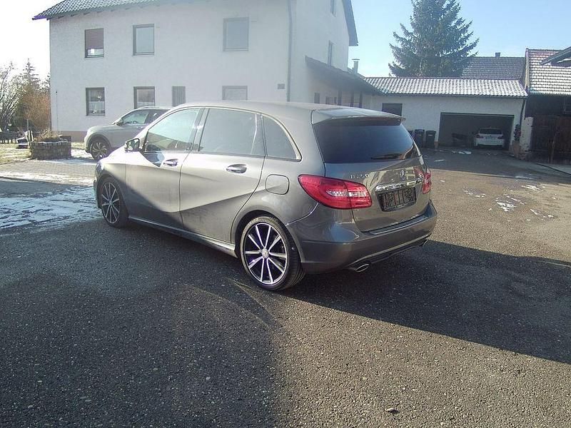Gebraucht Mercedes B250 211 PS (155 kW) 2013 Grau Van / Kleinbus