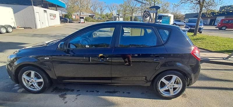 Gebraucht Kia Ceed 109 PS (80 kW) 2009 Schwarz Kleinwagen