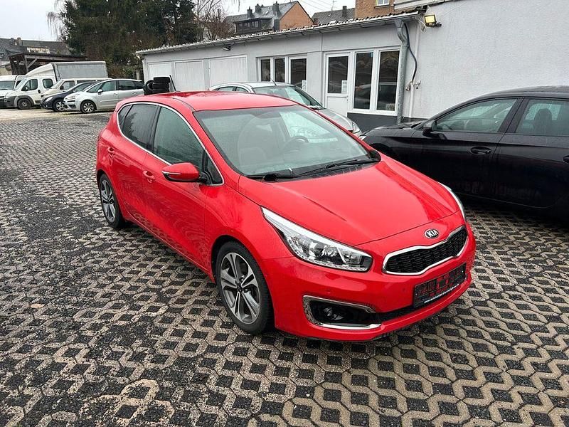 Rot Gebraucht 2016 Kia Ceed Vision Kleinwagen | 11.900 € (Fairer Preis) - Bild 1/4
