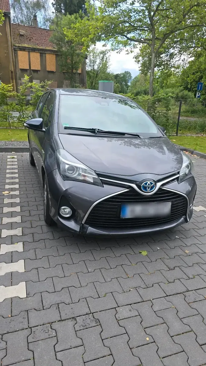 Gebraucht Toyota Yaris 100 PS (73 kW) 2016 Grau Kleinwagen