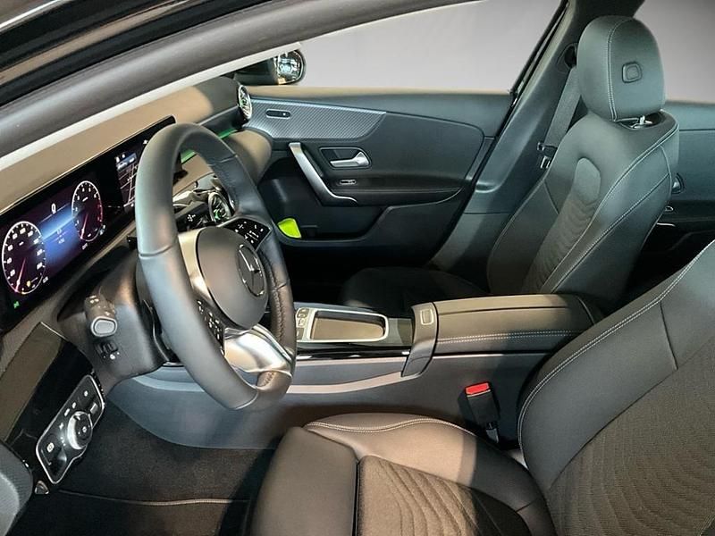 Gebraucht Mercedes A200 Advanced Plus 163 PS (119 kW) 2024 Metalliclack kosmosschwarz Limousine