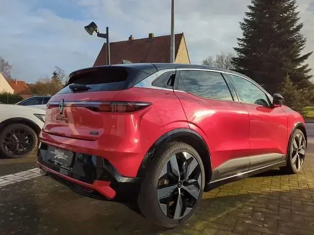 Używany Renault Megane E-Tech Komfort 160 kW (218 KM) 2025 Czerwony Sedan/Limuzyna