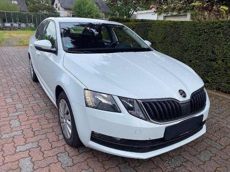Weiß Gebraucht 2017 Skoda Octavia Ambition Limousine | 4.800 € (Superpreis) - Bild 1/4
