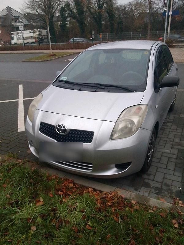 Silber Gebraucht 2007 Toyota Yaris Sol Limousine | 1.750 € (Guter Preis) - Bild 1/4