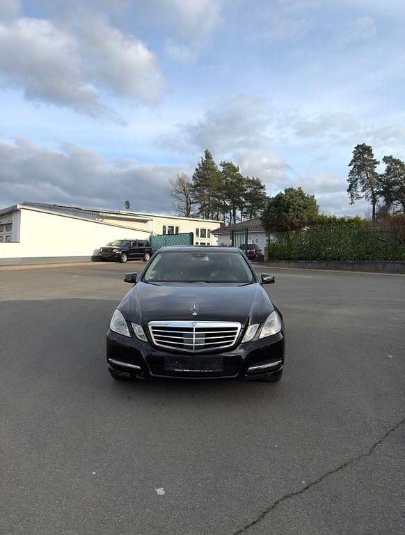Gebraucht Mercedes E350 Avantgarde 265 PS (194 kW) 2011 Schwarz Limousine