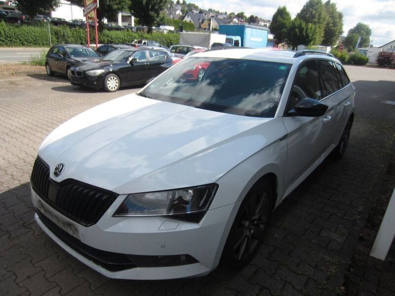 Weiß Gebraucht 2018 Skoda Superb SportLine Kombi | 8.950 € (Superpreis) - Bild 1/4