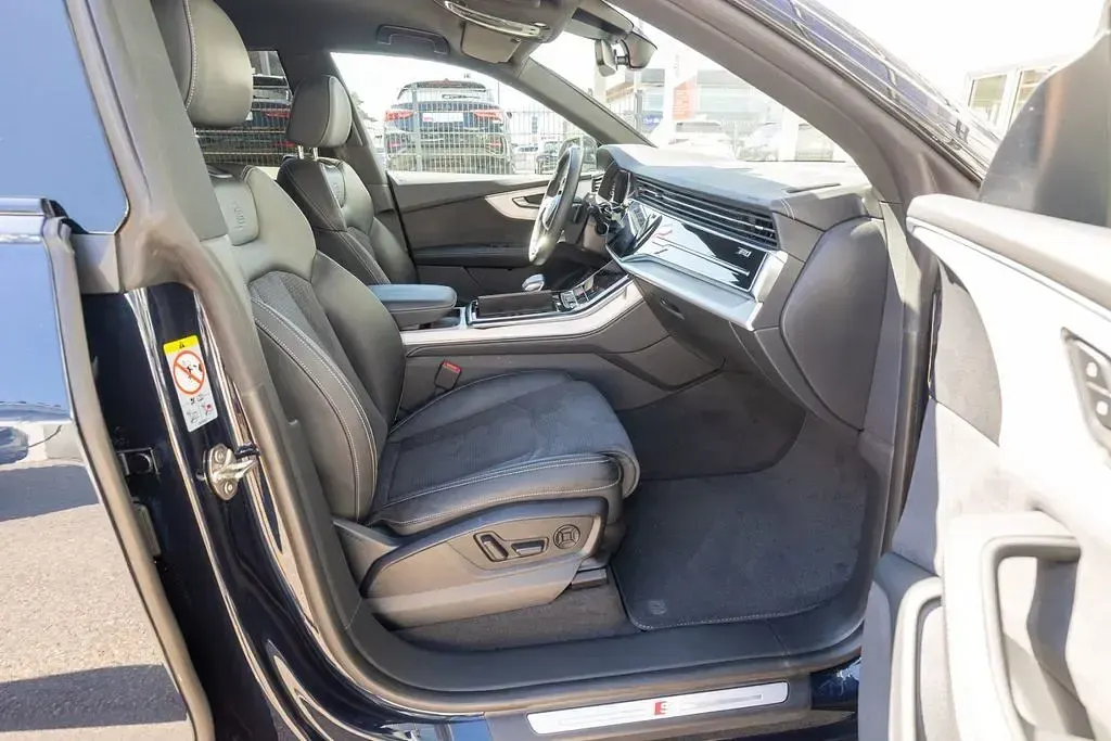 Gebraucht Audi Q8 S-Line 286 PS (210 kW) 2023 Waitomoblau metallic SUV