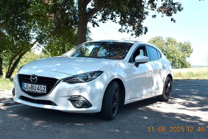 Weiß Gebraucht 2015 Mazda 3 Center-Line Limousine | 11.000 € (Fairer Preis) - Bild 1/4
