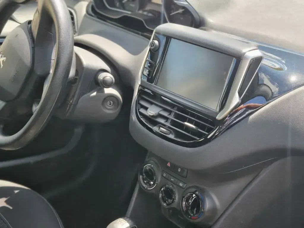 Gebraucht Peugeot 208 Active 68 PS (50 kW) 2016 Weiß Kleinwagen