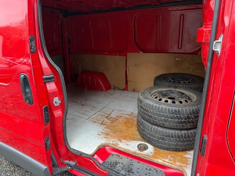 Gebraucht Renault Trafic 114 PS (83 kW) 2013 Rot Van / Kleinbus