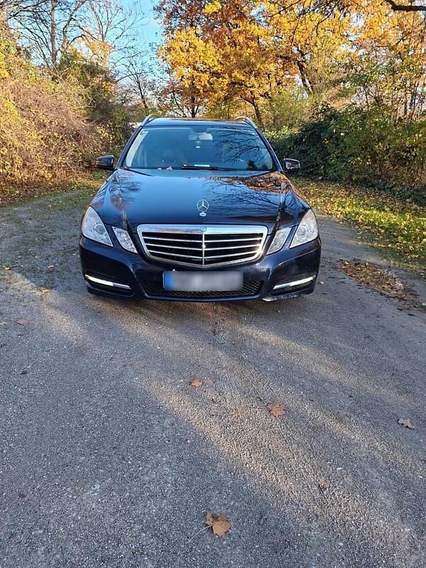 Gebraucht Mercedes E250 Avantgarde 204 PS (150 kW) 2012 Blau Kombi