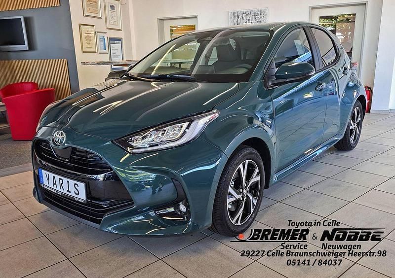 Neu Toyota Yaris Hybrid Comfort 92 PS (67 kW) 2025 Grün Limousine