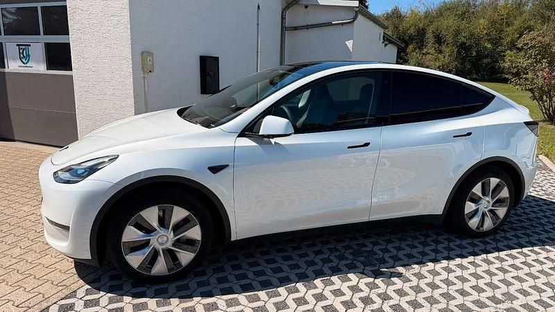 Weiß Gebraucht 2023 Tesla Model Y Long Range RWD SUV | 38.590 € - Bild 1/4