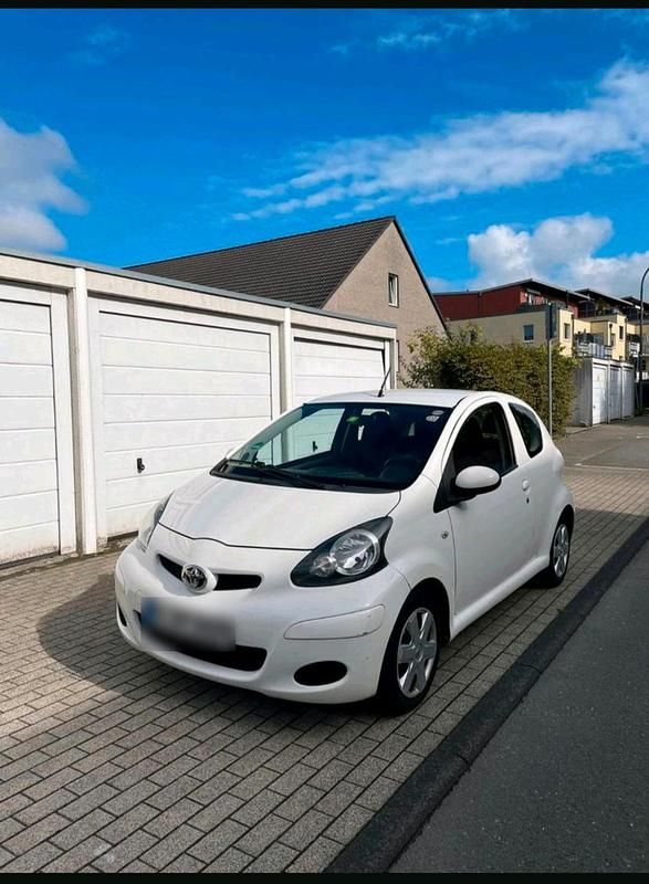 Weiß Gebraucht 2013 Toyota Aygo Kleinwagen | 2.400 € (Fairer Preis) - Bild 1/4