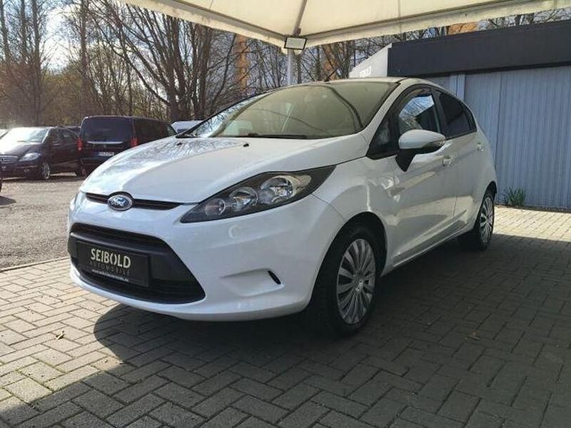 Gebraucht Ford Fiesta Trend 82 PS (60 kW) 2010 Weiß Kleinwagen