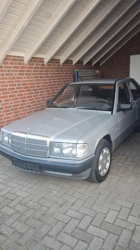 Grau Gebraucht 1989 Mercedes 190 Limousine | 3.299 € - Bild 1/4